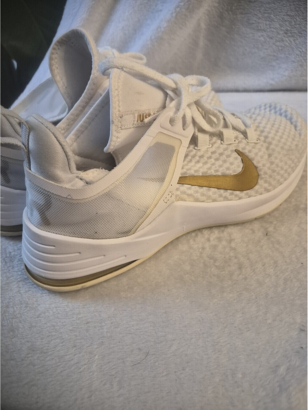 wen sneakers noke Air max bell tR 2 size 8.5 white and gold upper mesh fabric...